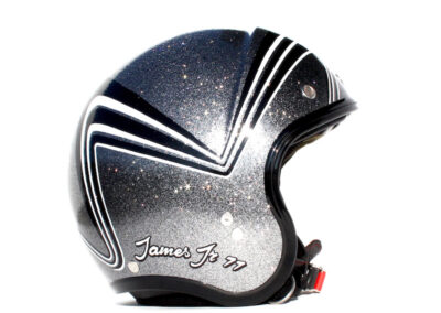 dit is een helm met penseel beschilderd, er staat een Harley Davidson blok op.